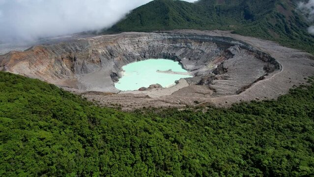 Cr&aacute;ter del Volc&aacute;n Po&aacute;s